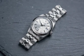 Rolex Datejust 36 posée sur ardoise, vue de dessus montrant cadran argenté et bracelet jubilé en détail